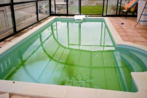 agua verde piscina